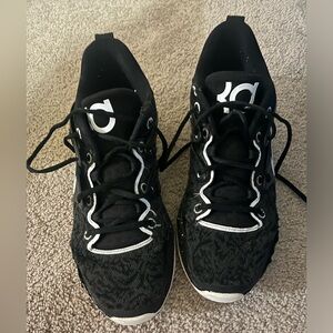Mens KD basketball shoes only worn on court but worn.